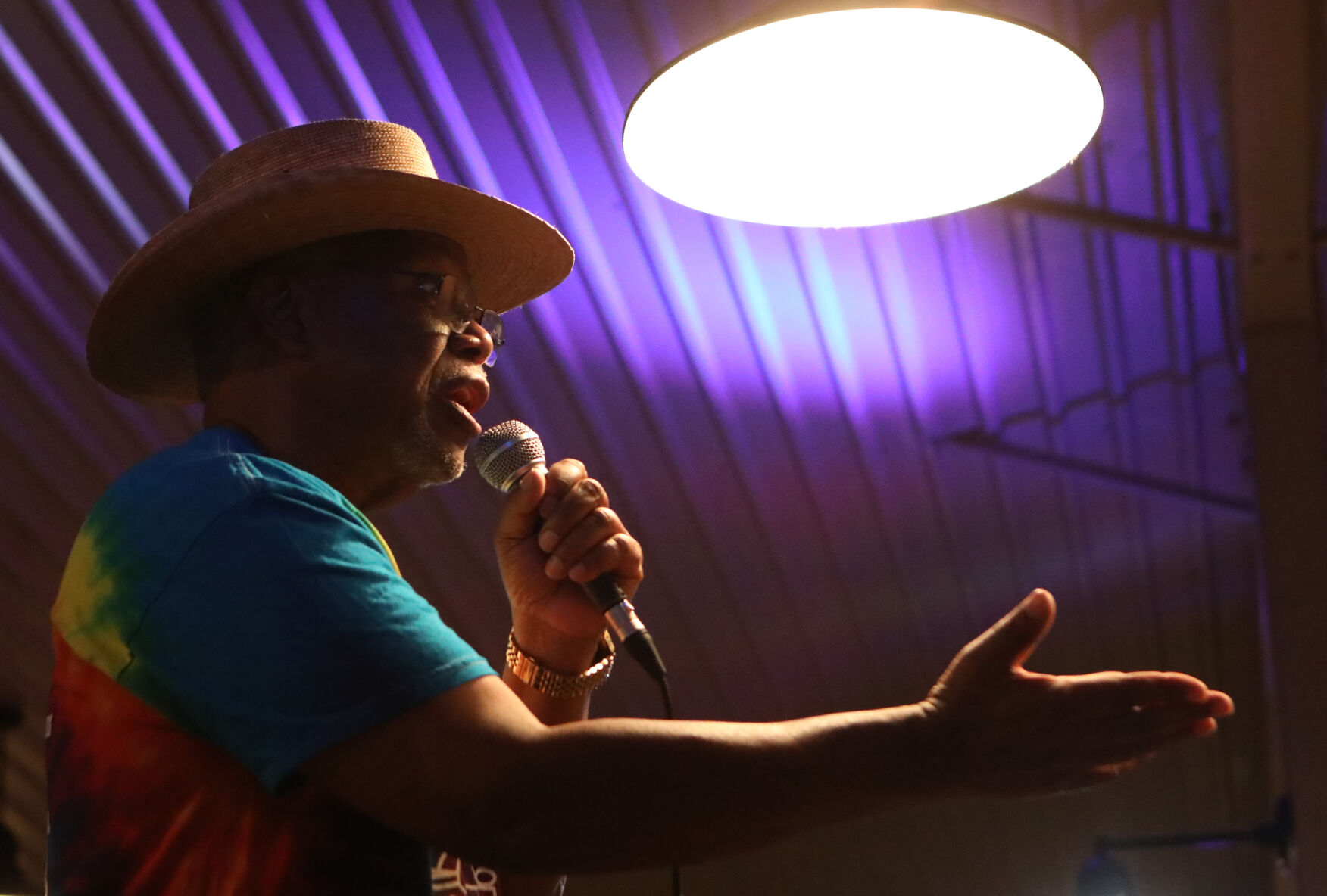 Bob Villars sings at Foodstock